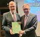 Bürgermeister Steffen Ball (r.) überreicht die Kulturpreis-Urkunde an Preisträger Dr. Roland Krebs (l). (Foto: Joshua Bär) 