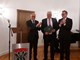 Stadtverordnetenvorsteher Peter Jakoby (l.) und Bürgermeister Steffen Ball (r.) gratulieren dem neuen Ehrenbürger Lothar Fella.