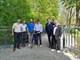 Der Magistrat begutachtet die neue Bieberbrücke. V.l.: Michael Sturm (CDU), Michael Kern (CDU), Erik Schulze (SPD), Alexander Rößler (Fachdienst Tiefbau), Dr. Rudolf Benninger (FDP), Bürgermeister Steffen Ball (CDU), Ulf Köper (SPD), Helmut Krause (B90/Grüne). Es fehlen Erster Stadtrat Uwe Michel Hajdu (CDU) und Judith Beheim (CDU). (Foto: R. Dinkelborg/Magistrat)
