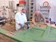 Schreiner Martin Bunke und Maler Frank Herdt beim Renovieren der Flügeltüren. 