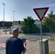 Städtischer Straßengeher beim Erfassen der Verkehrsschilder.