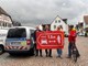 Banner und Aufkleber für den Mindestabstand. V.l.: Karl-Heinz Kühnle (Fachdienstleitung Sicherheit und Ordnung), Bürgermeister Steffen Ball, Bauhofleiter Michael Brand und Radverkehrsbeauftragter Roland Heidl. (Foto: C. Groitl/Magistrat)