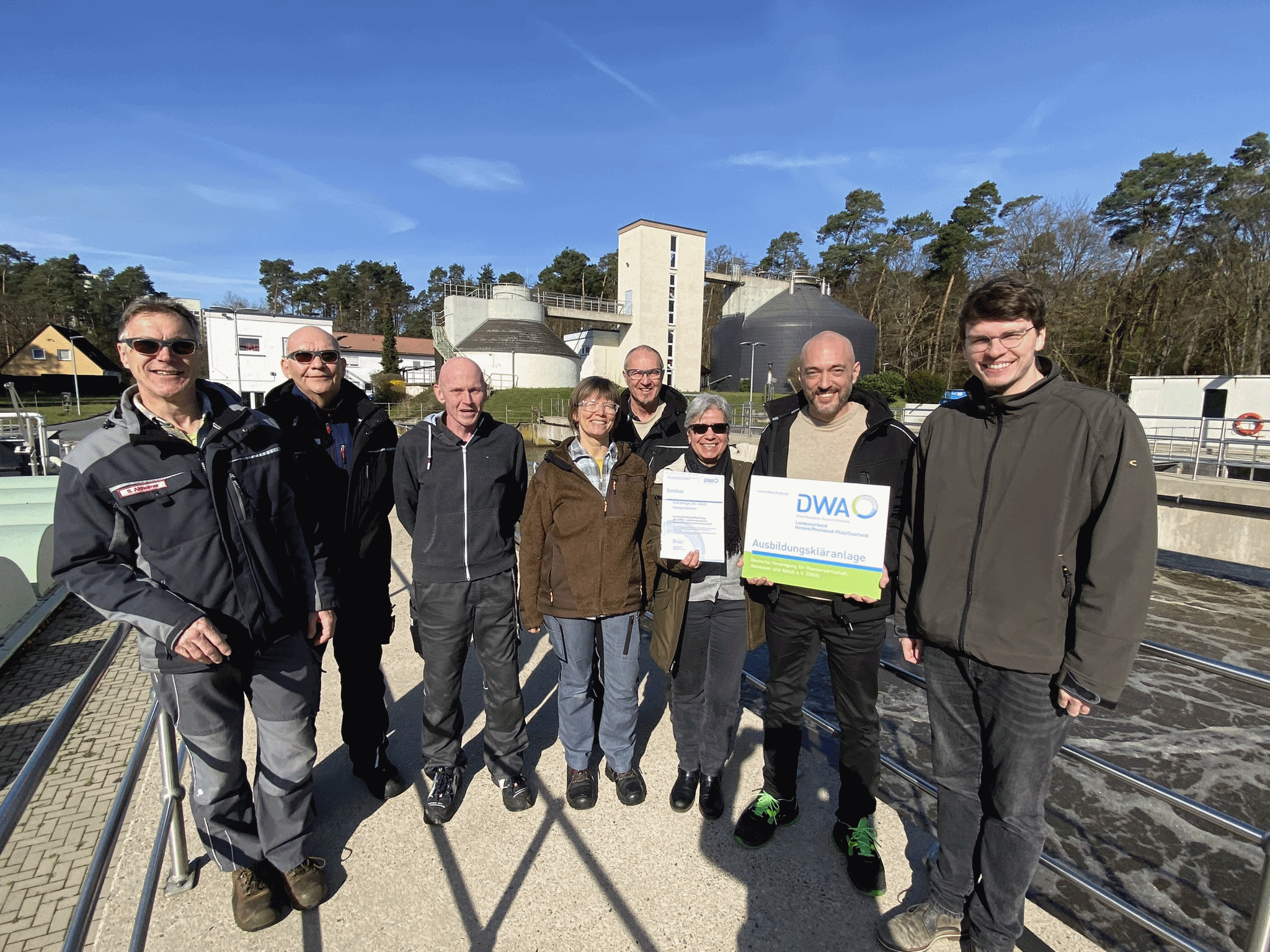 Verleihung der DWA-Auszeichnung: GF Carsten Blech (ganz rechts) und Georgia Panagiotopoulou (Dritte von rechts) überreichen das Zertifikat an Kläranlagenleiter Tobias Mathieu (Zweiter von rechts) und sein Team.