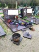 Geschädigte Gräber auf dem Friedhof Heusenstamm (die Namen auf den Grabsteinen sind unkenntlich gemacht).