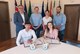 Geschafft: Ausbildung erfolgreich beendet und Arbeitsvertrag unterschrieben! Vorne v.l.: Kevin Schmidt, Adriana Picariello. V.l.: Bürgermeister Steffen Ball, Fachdienstleiterin Soziales Kerstin Stanek, Fachdienstleiterin Personal Sarah Geißler, Ausbildungsleiter Christian Zilch.