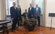 Das neue E-Schlagzeug wird schon für den Musikunterricht genutzt. V.l.: Bürgermeister Steffen Ball, Stephanie Gietzen (Sachbearbeiterin Musikschule), Andreas Keim (Dozent und Musikpädagoge Musikschule Heusenstamm), Jens Prößer (Präsident Lions Club Dreieich) und Hugo Wiemer (Lions Club Dreieich).