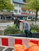 Gärtner Steven Noack und Garten- und Landschaftsbaumeisterin Angela Menzel beim Setzen und Bepflanzen der neuen „Linden-Beete“.